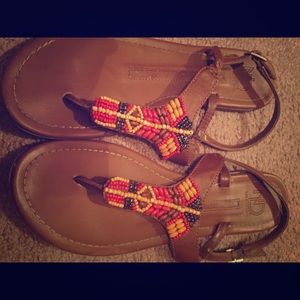 1 pair of sandals